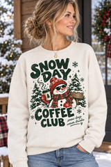 Mockup người mẫu nữ mặc áo Snow Day Coffee Club